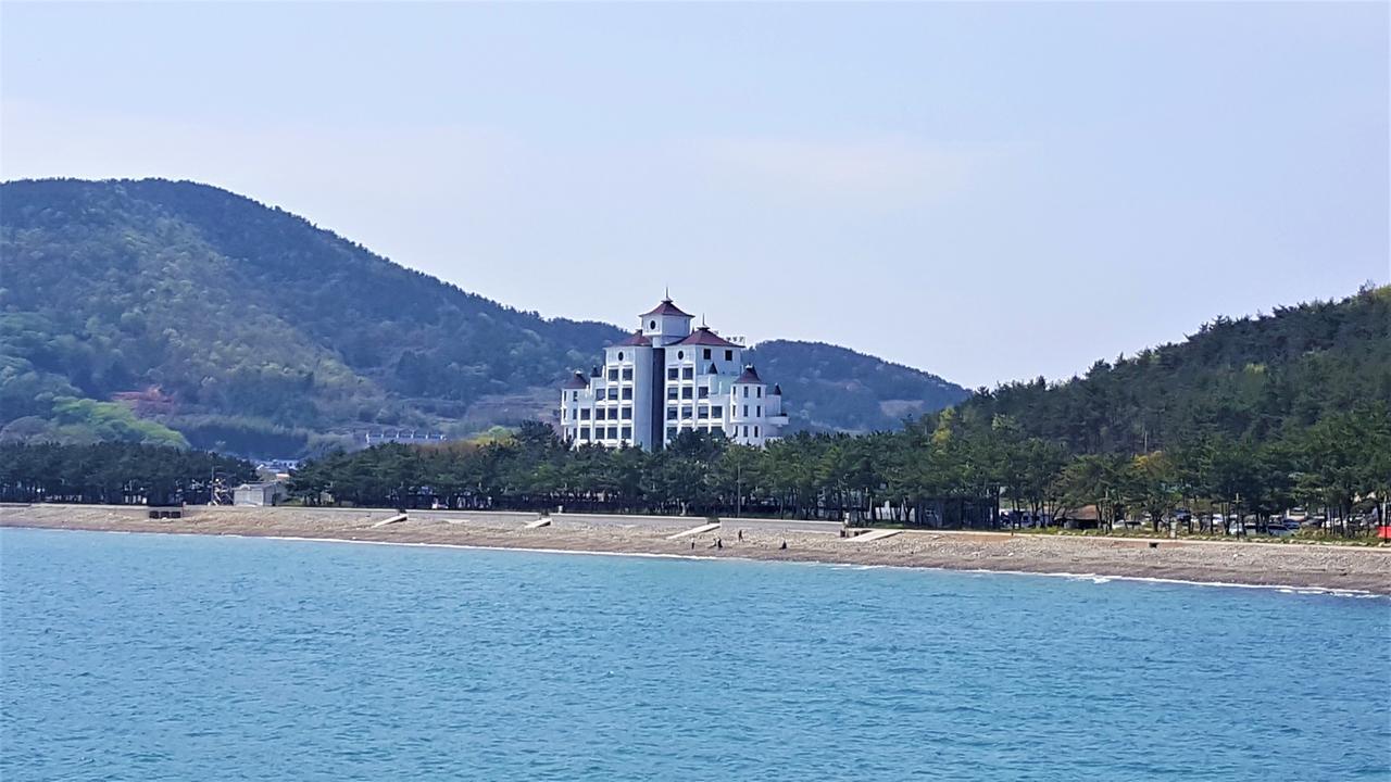 Namhae Beach Hotel Exteriör bild